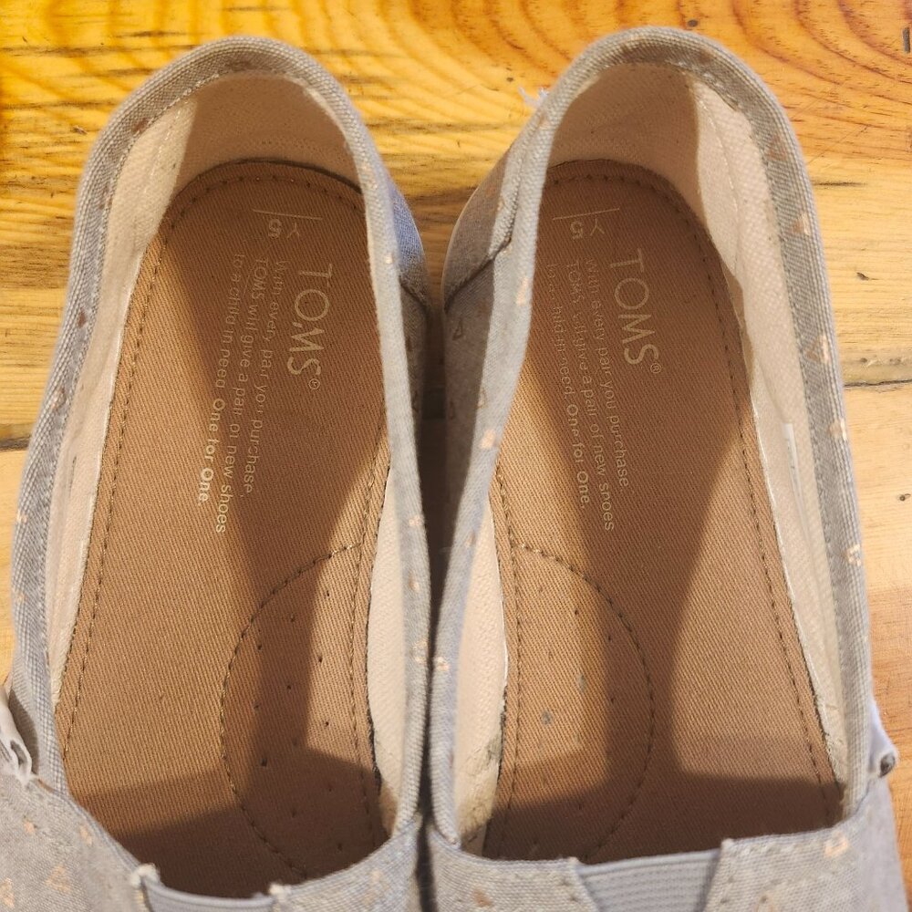 TOMS Women’s 7/Youth 5 Alpargata Chambray Rose Gold Triangle Print Slip-On Shoes - Picture 4 of 7